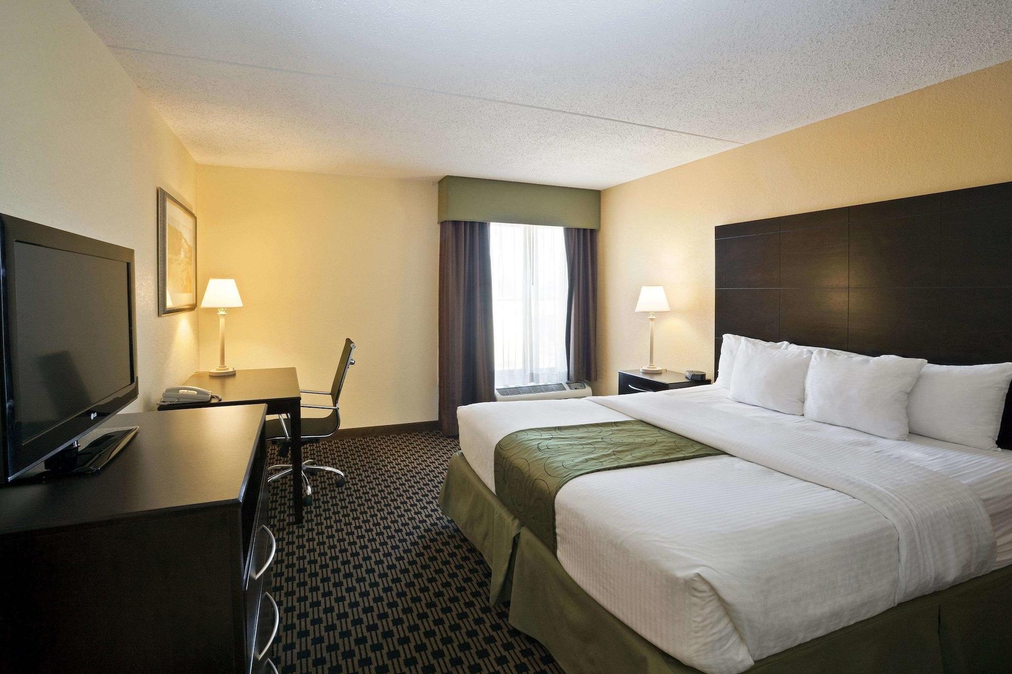 La Quinta By Wyndham Salina Hotel Exterior photo