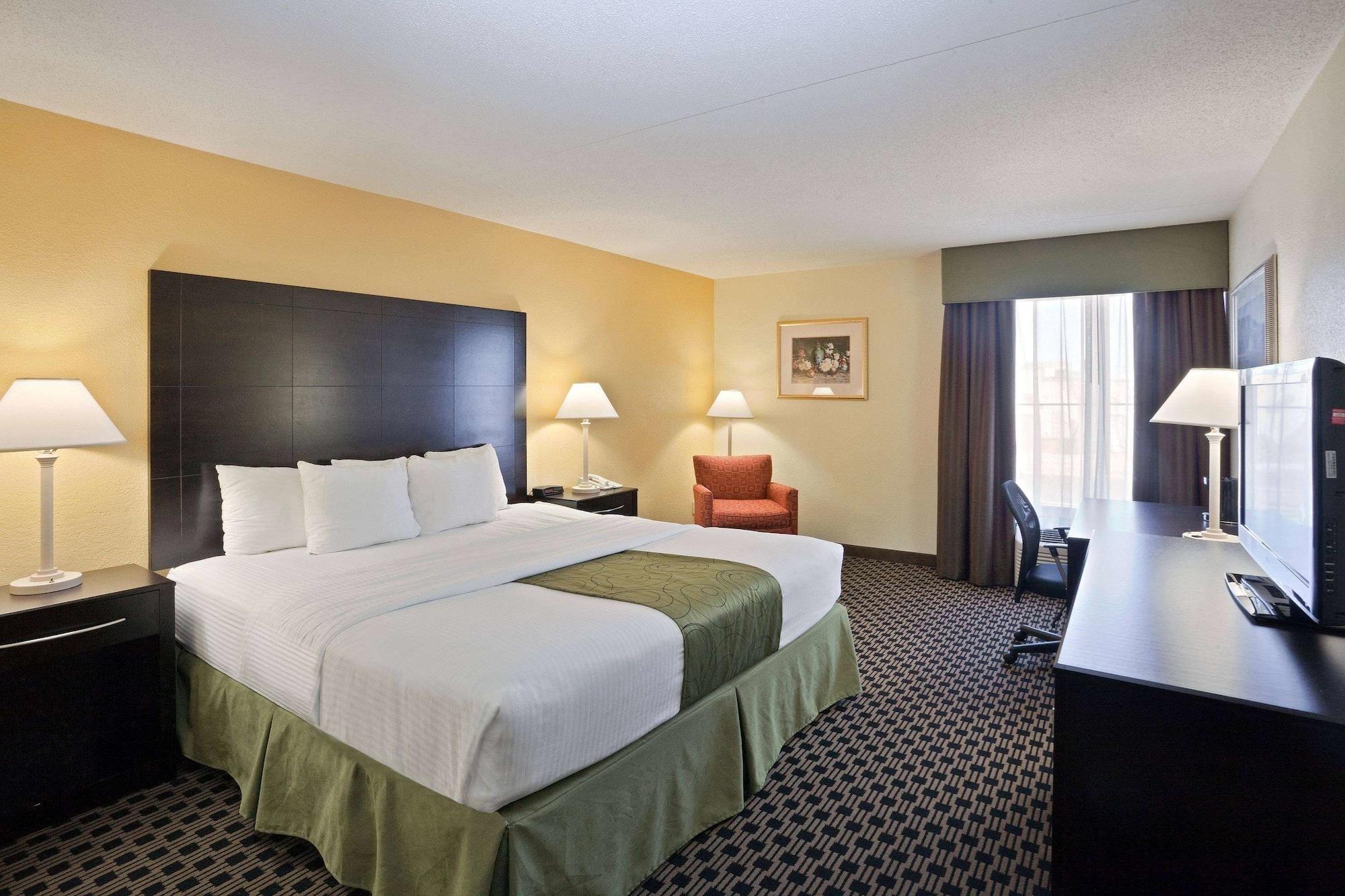 La Quinta By Wyndham Salina Hotel Exterior photo
