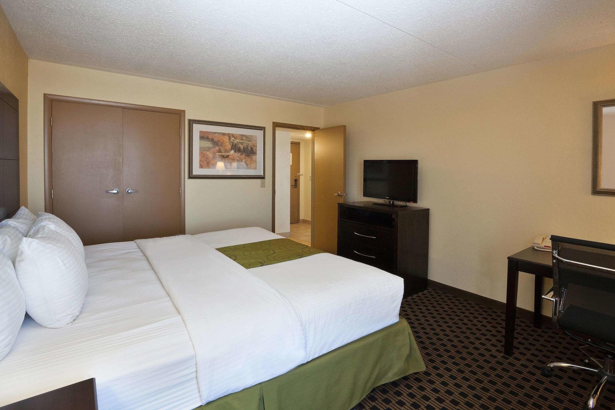La Quinta By Wyndham Salina Hotel Exterior photo