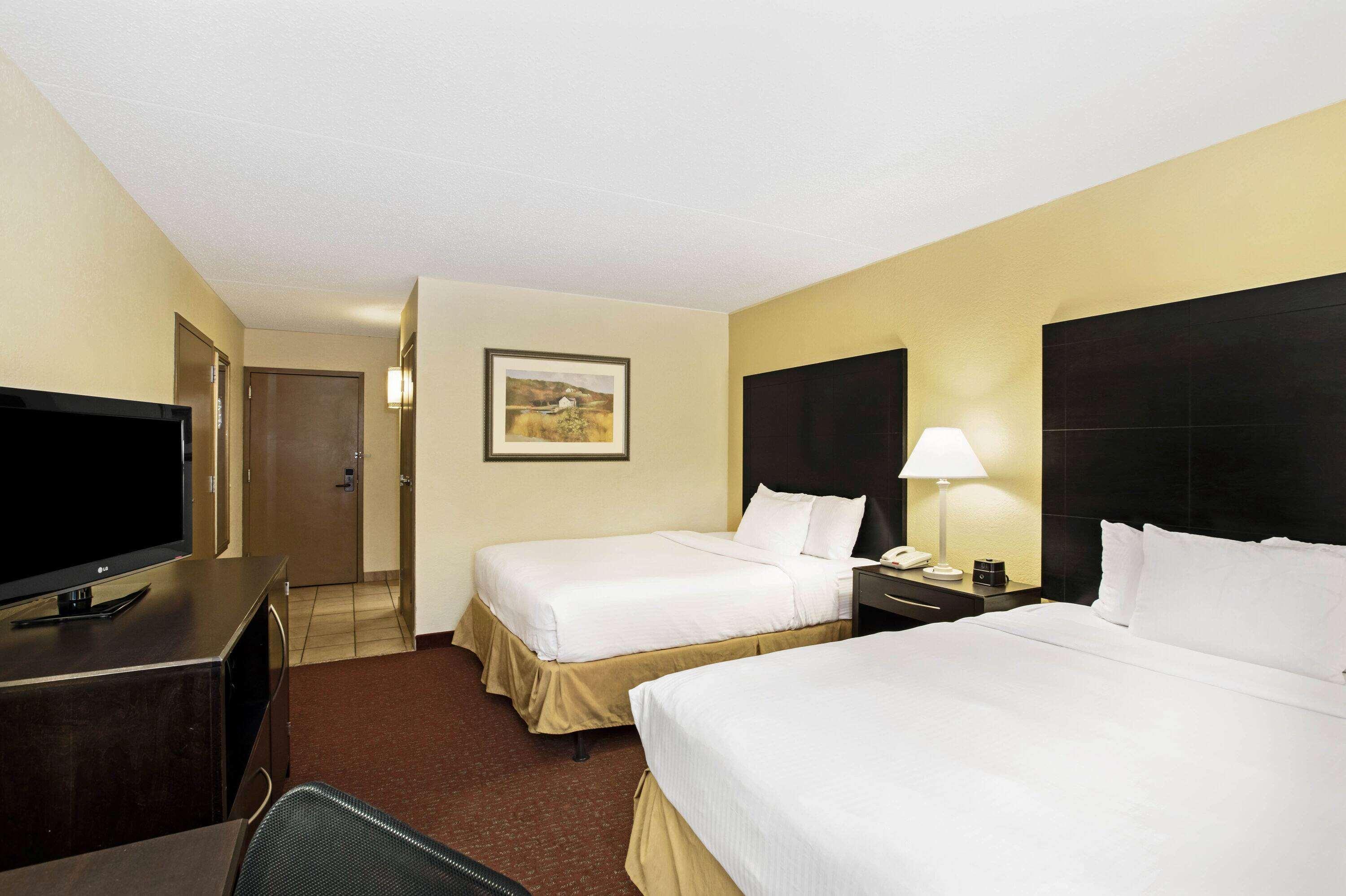 La Quinta By Wyndham Salina Hotel Exterior photo