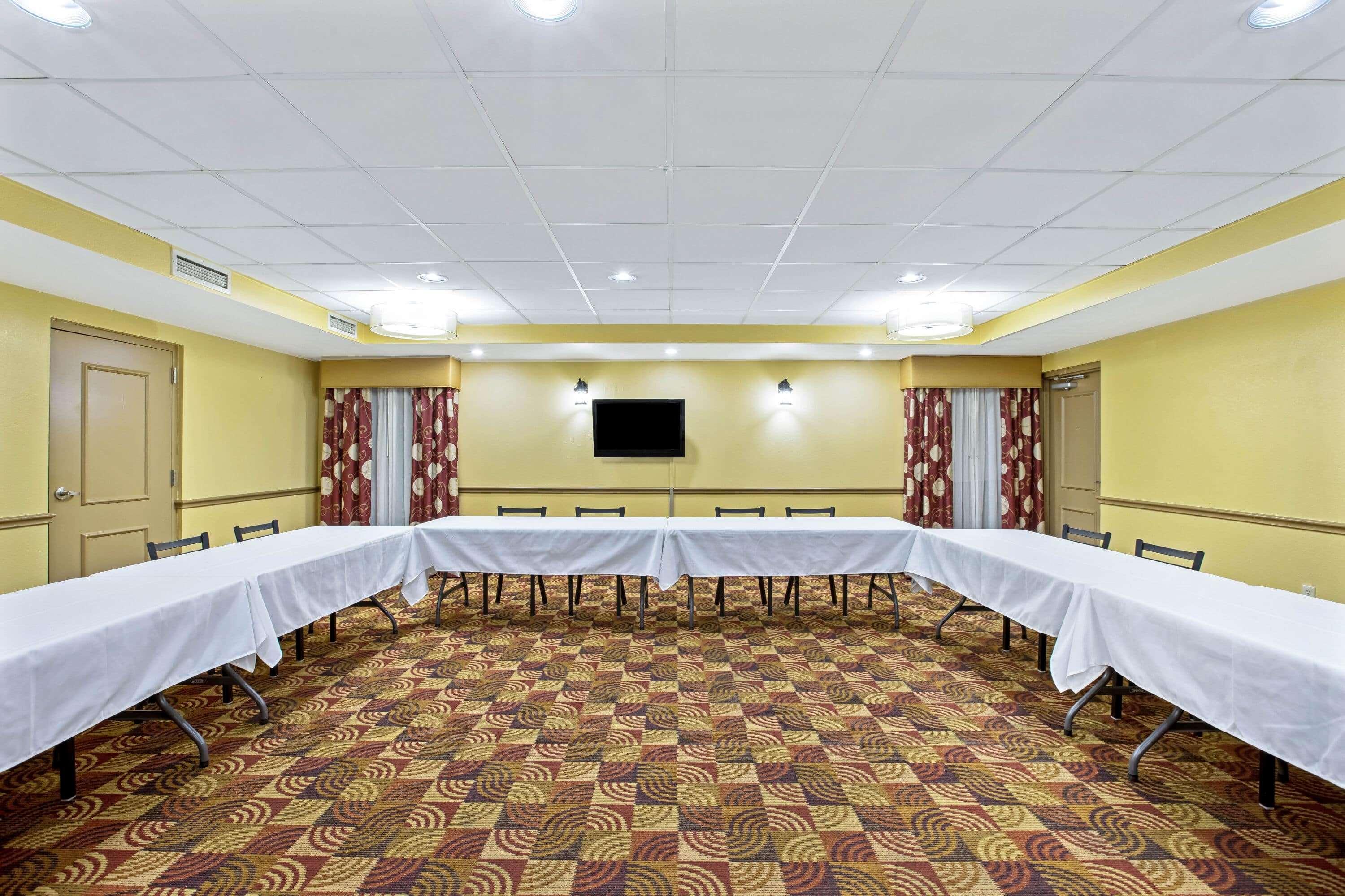 La Quinta By Wyndham Salina Hotel Exterior photo