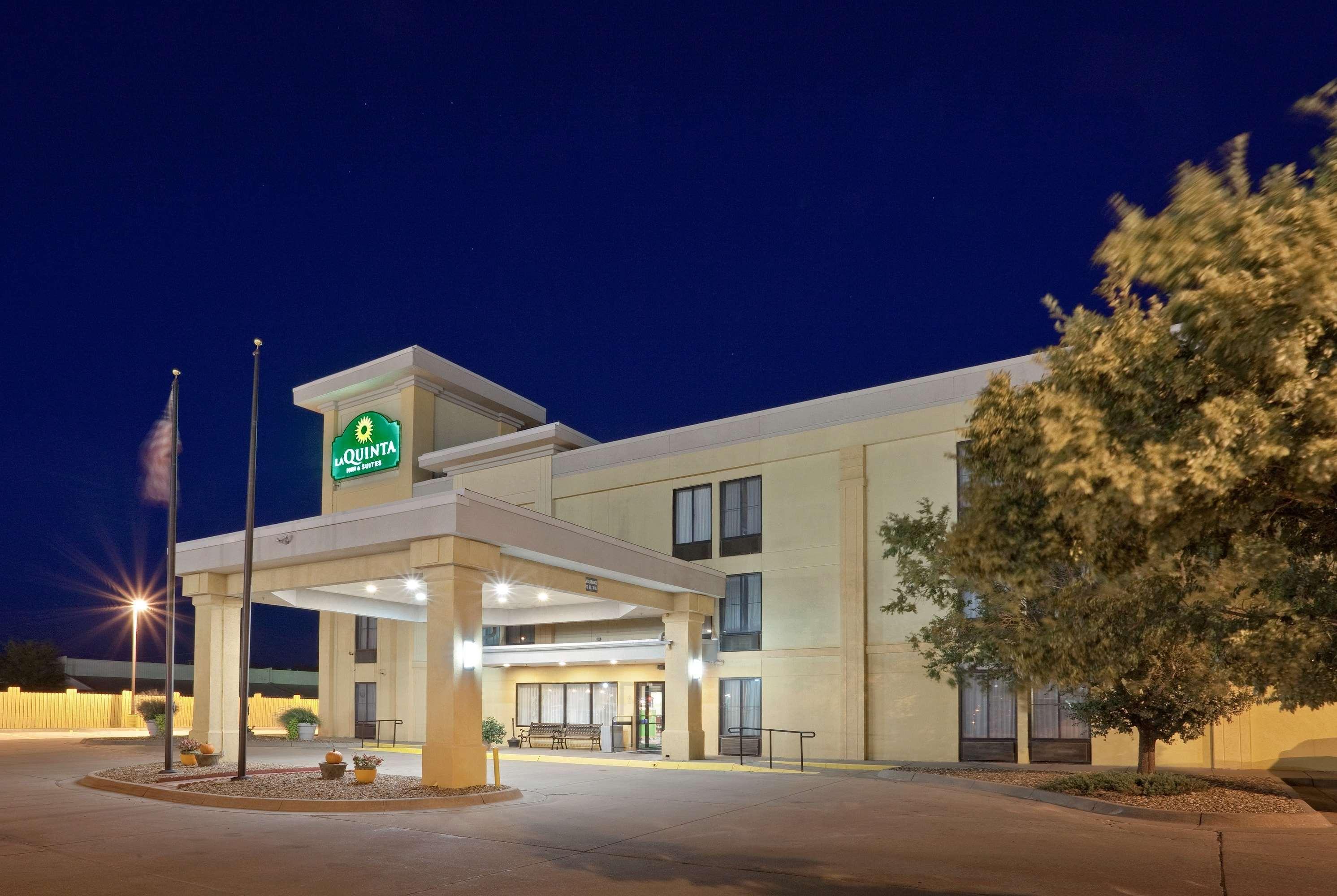 La Quinta By Wyndham Salina Hotel Exterior photo