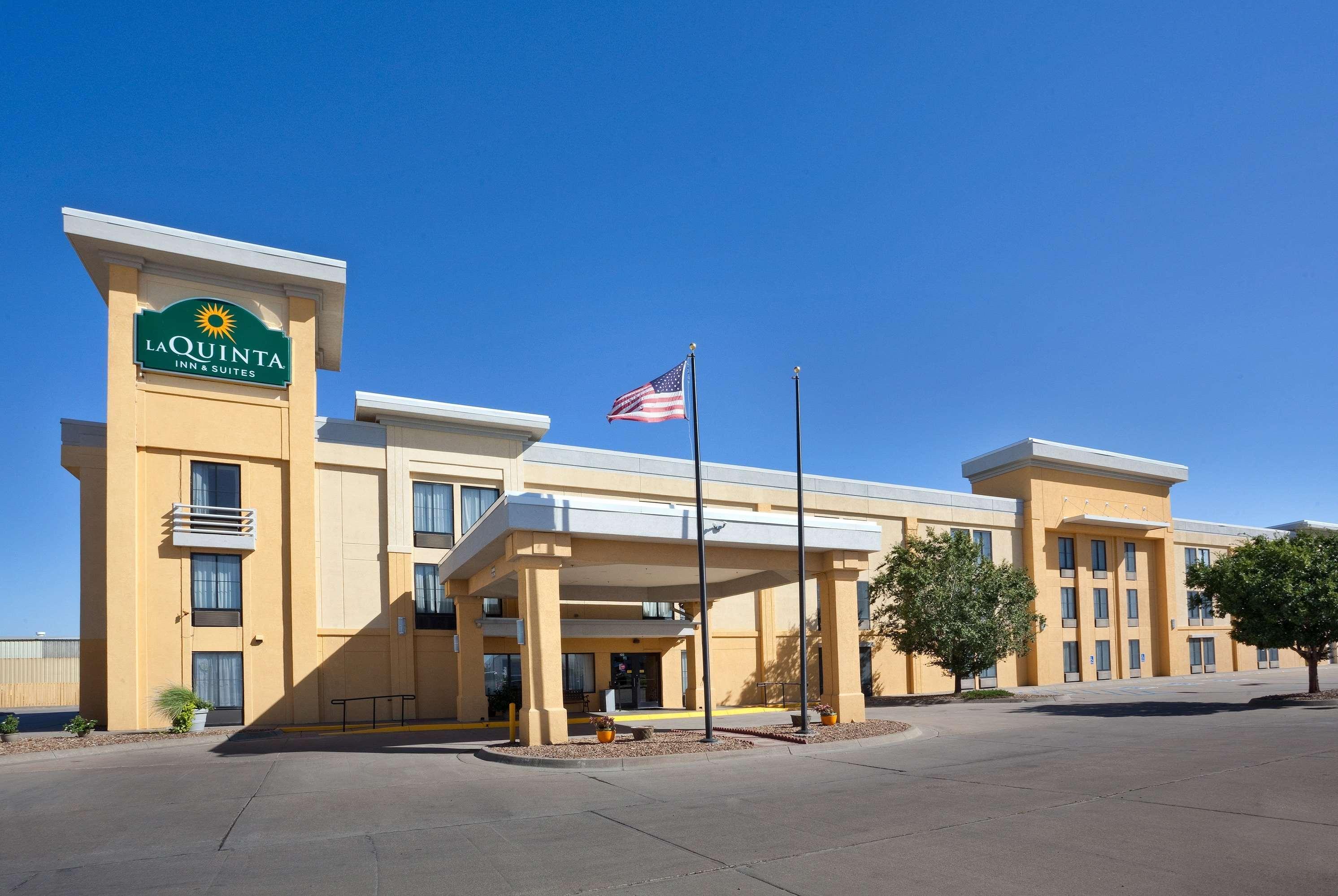 La Quinta By Wyndham Salina Hotel Exterior photo