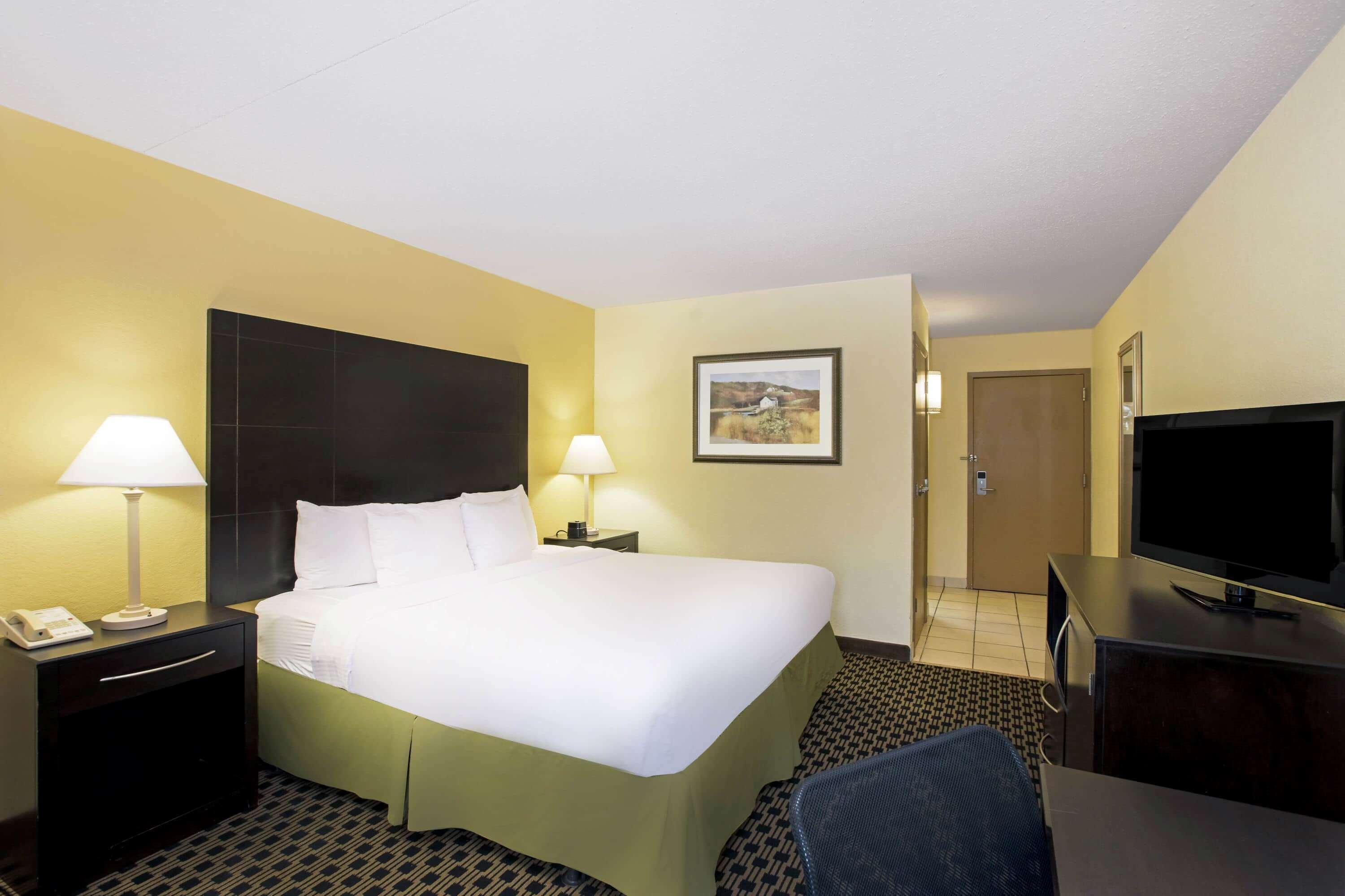 La Quinta By Wyndham Salina Hotel Exterior photo