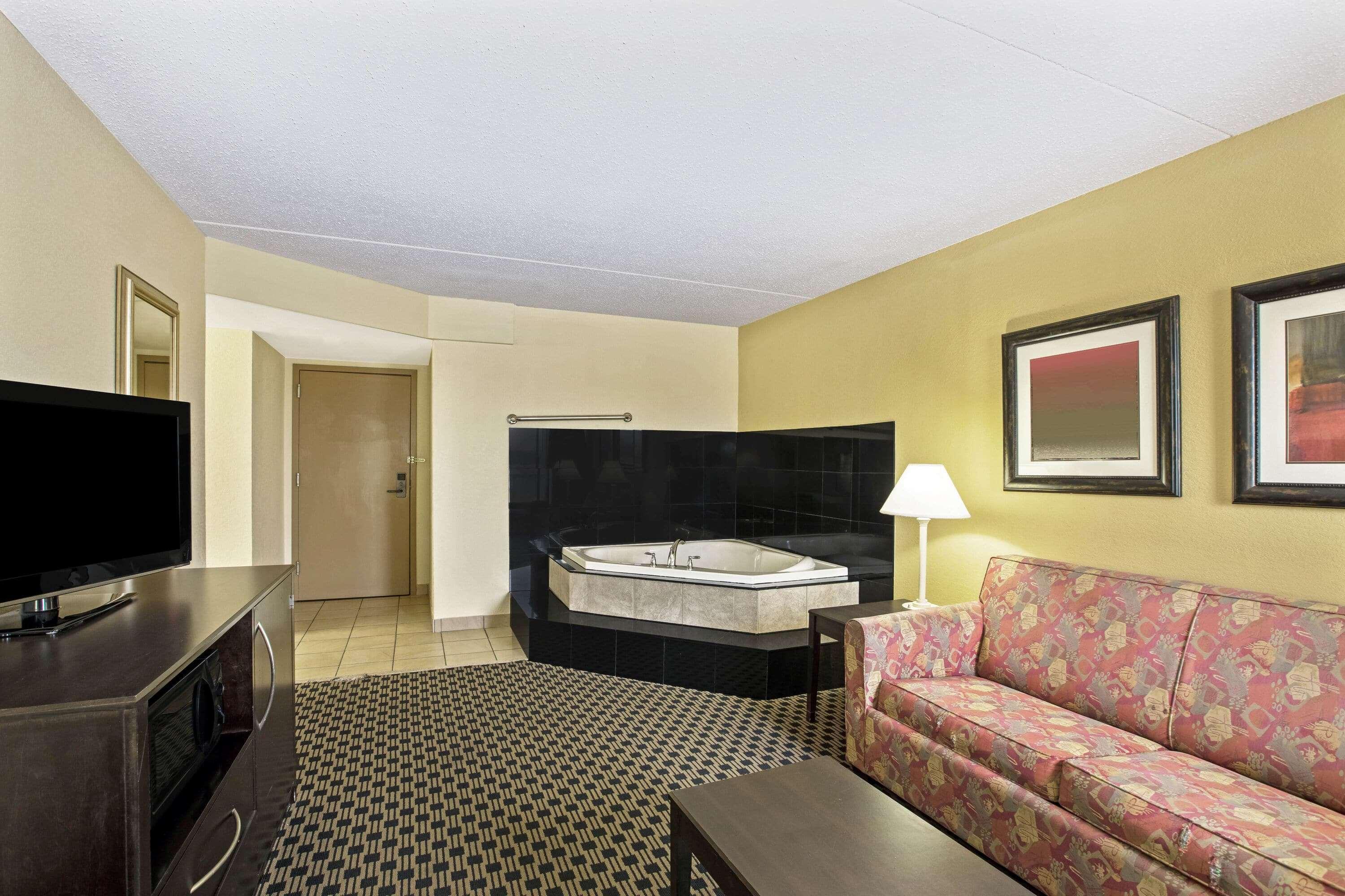 La Quinta By Wyndham Salina Hotel Exterior photo