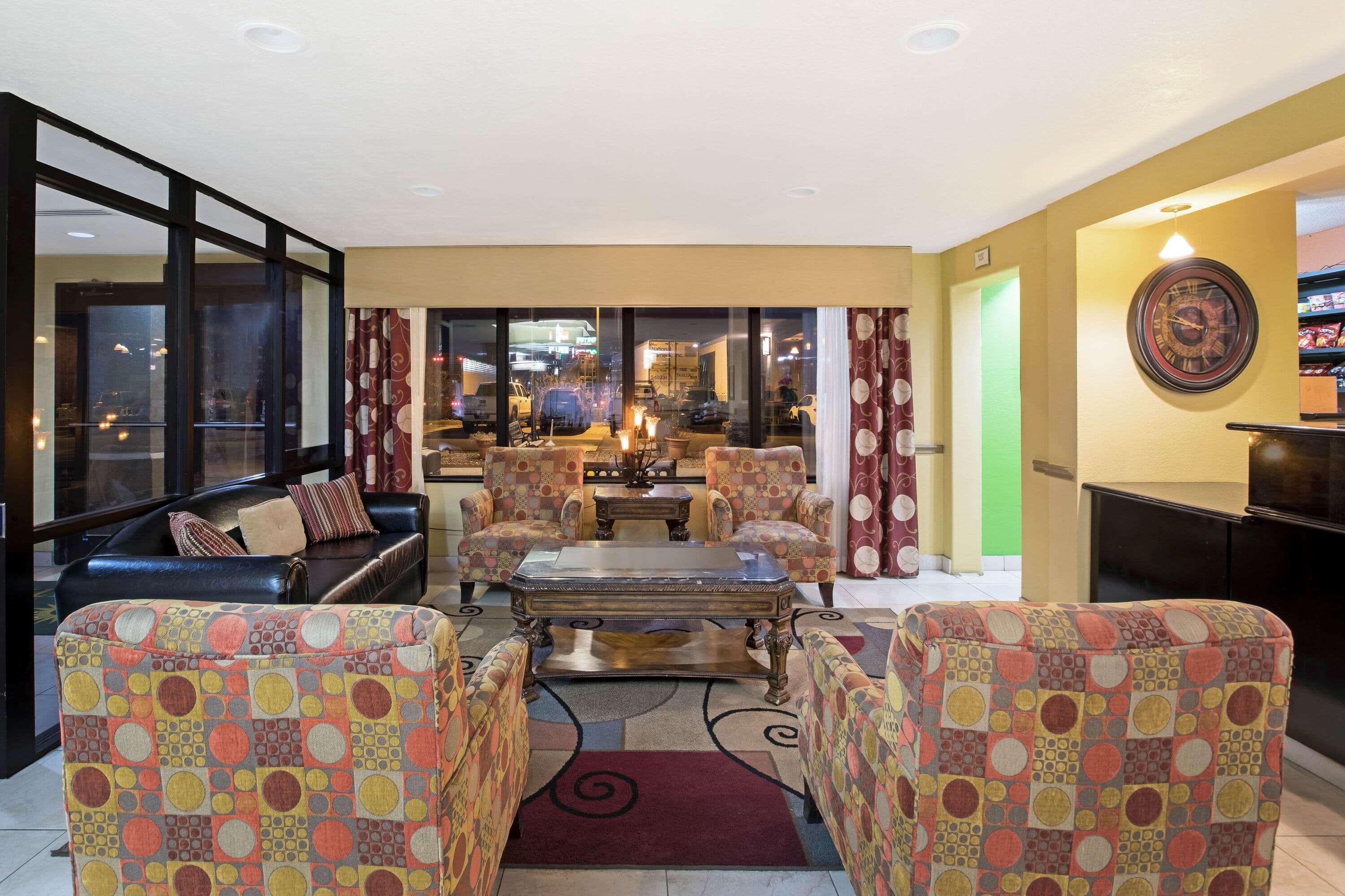 La Quinta By Wyndham Salina Hotel Exterior photo