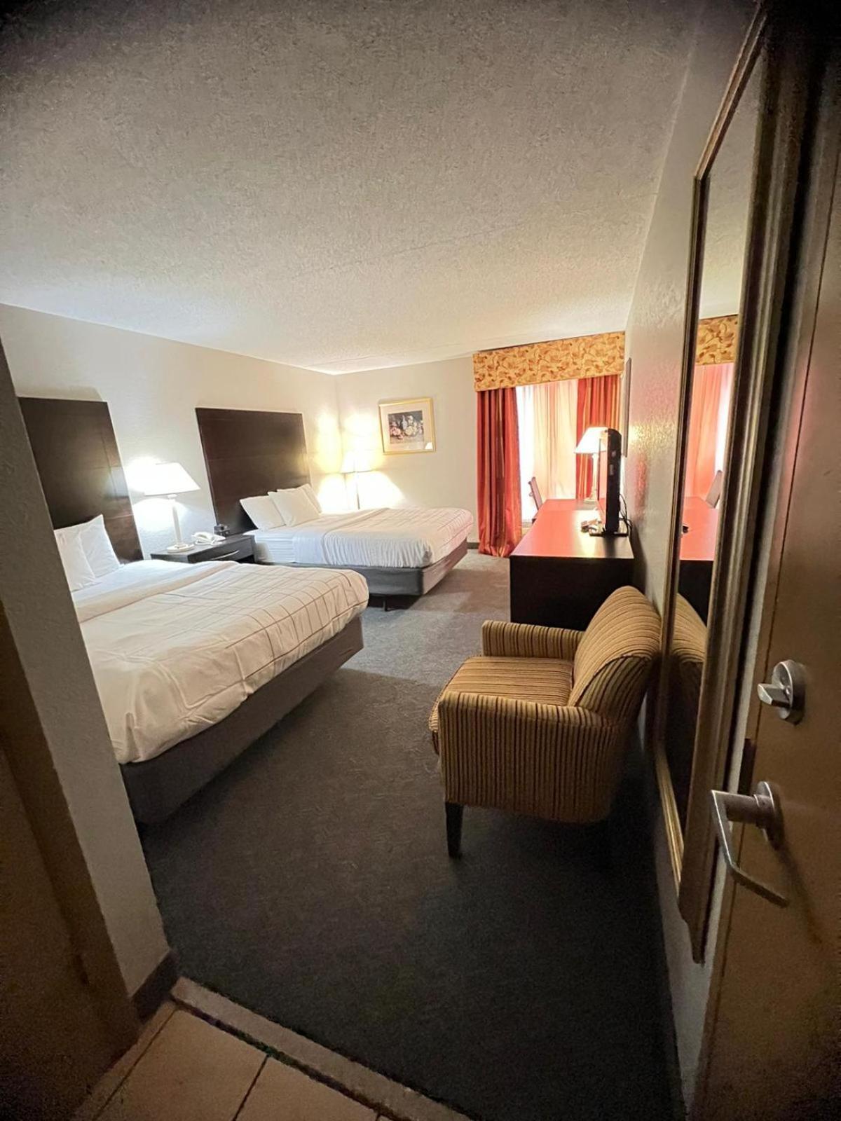 La Quinta By Wyndham Salina Hotel Exterior photo